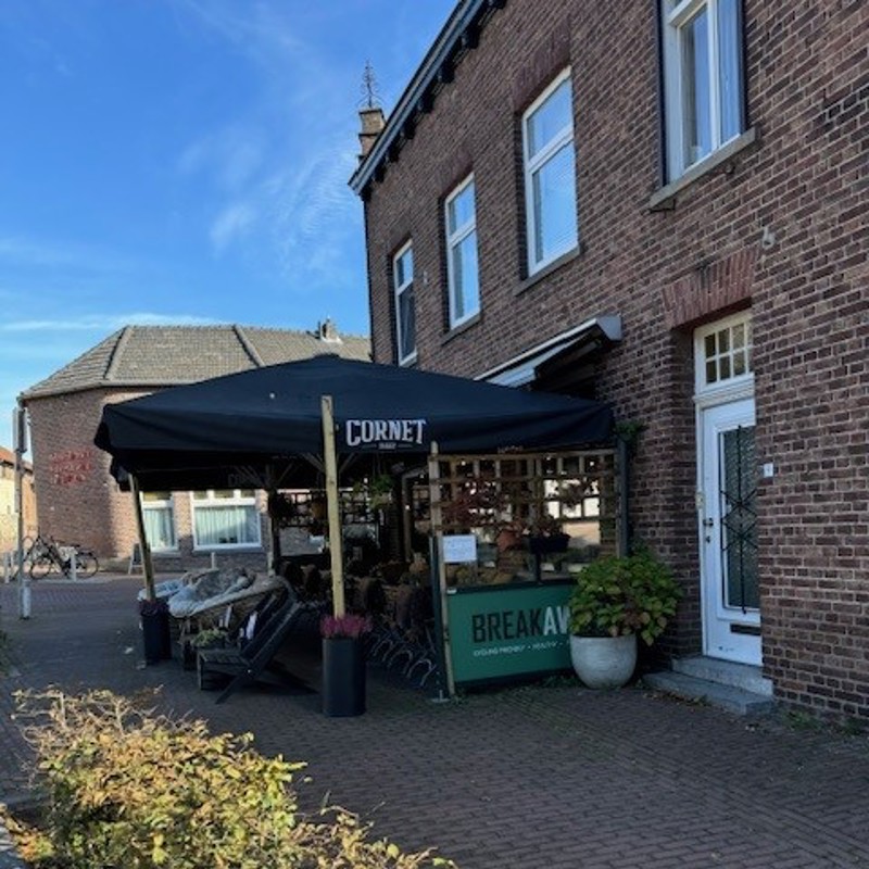 Buitenaanzicht van restaurant Breakaway met terras en parasol 