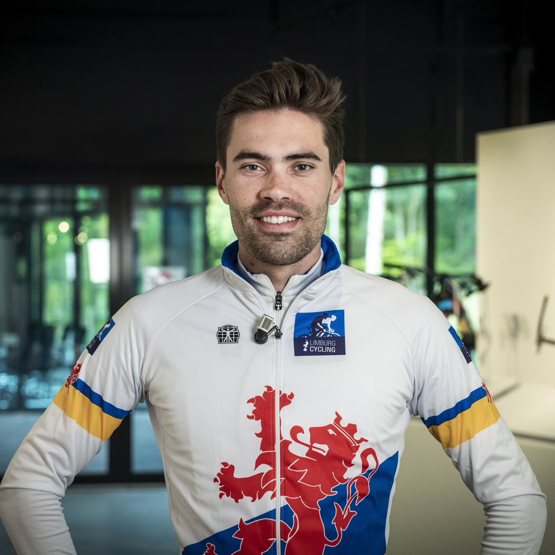 Een portretfoto van Tom Dumoulin in zijn Limburgse fietsoutfit