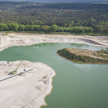 Dronebeeld van de Noordplas bij Rondje Groeves met de Brunssummerheide op de achtergrond