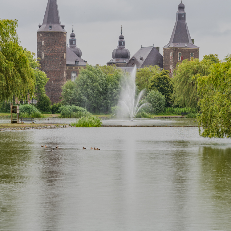 Visvijver in Hoensbroek met daarachter gelegen Kasteel Hoensbroek. 