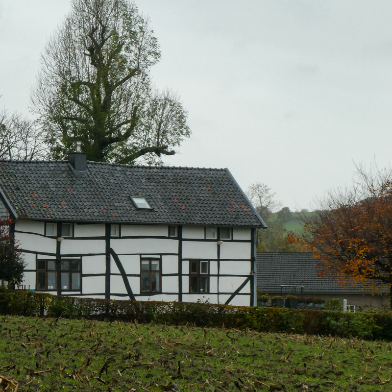 Herfstig beeld van een vakwerkhuisje in zuid-limburg. 