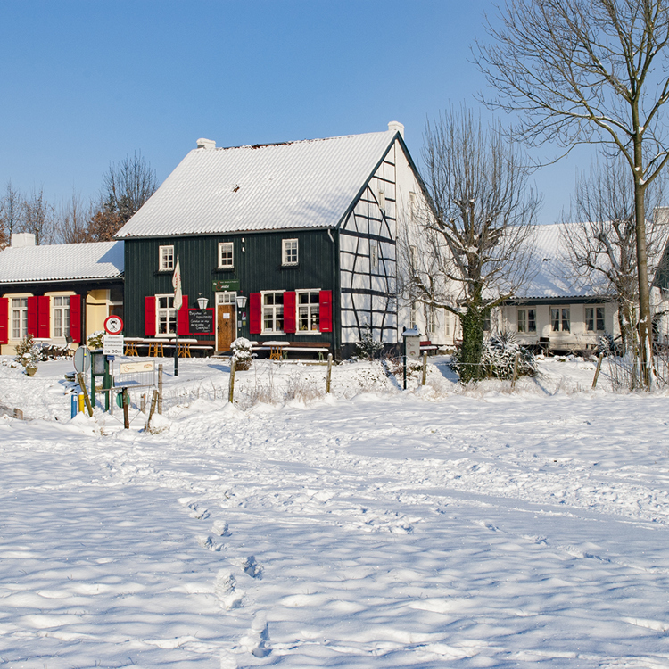 Vakwerkhotel in zuid-limburg in een besneeuwd landschap. 