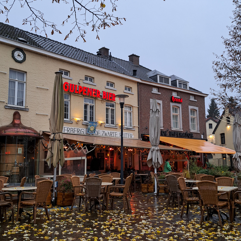 Herfstig aanzicht van het terras met herfstbladeren. 