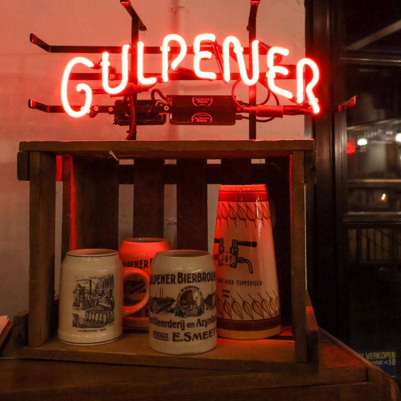 Oude bierpullen en Gulpener verlichting erboven. 