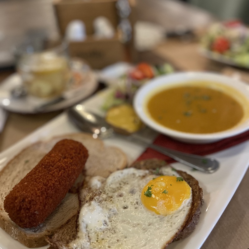 Lunch met eieren, kroket en soep 