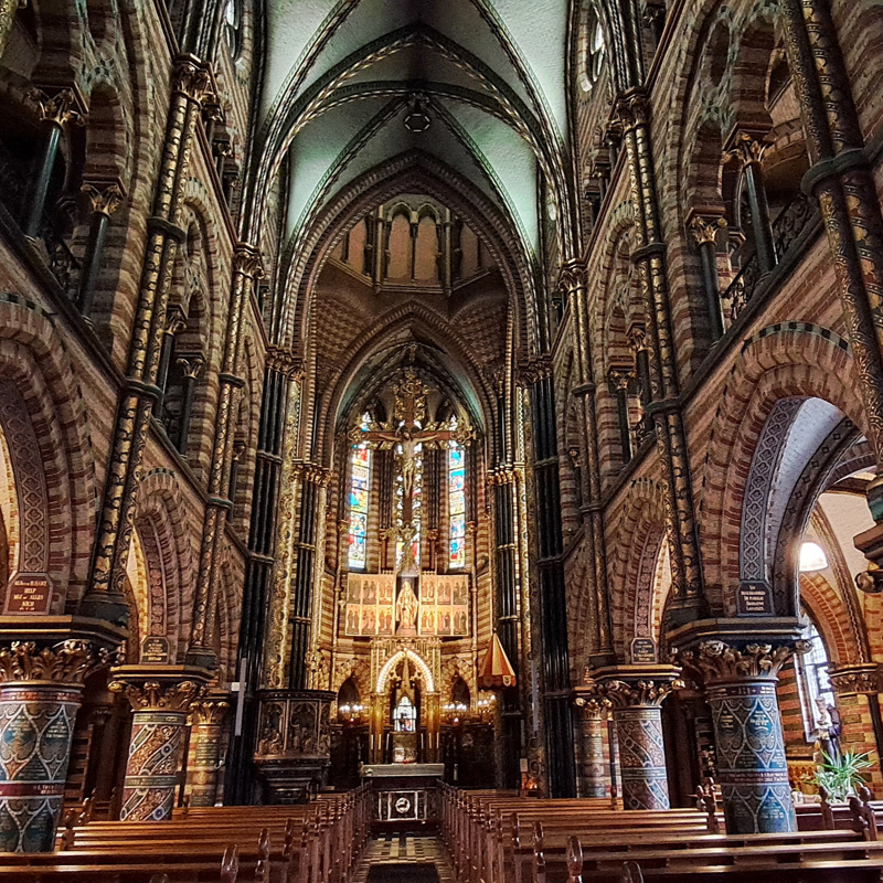 Interieur van de basiliek in sittard. 