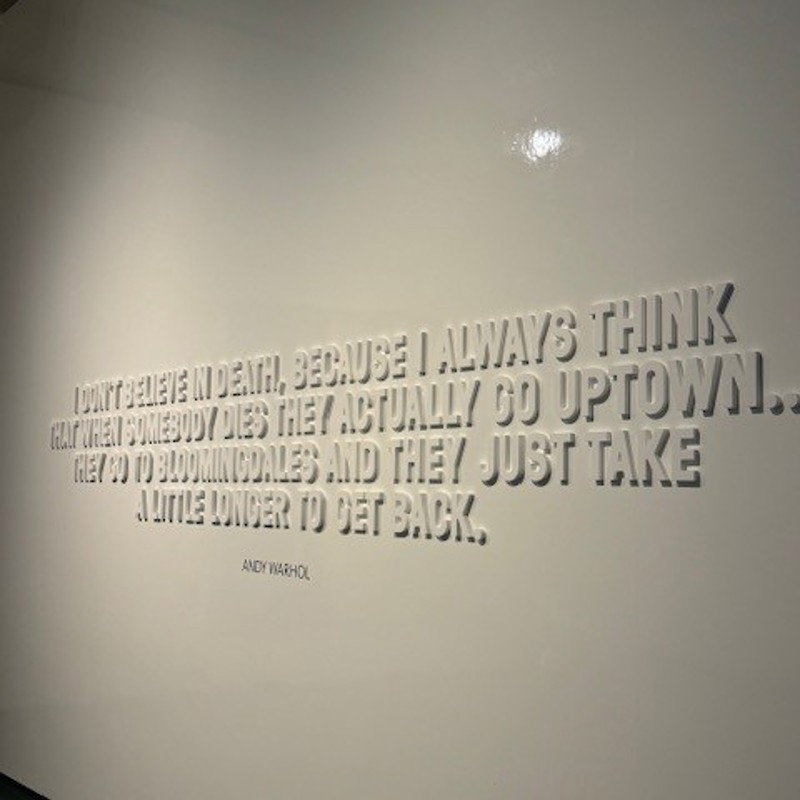 Quote van andy warhol in zijn tentoonstelling