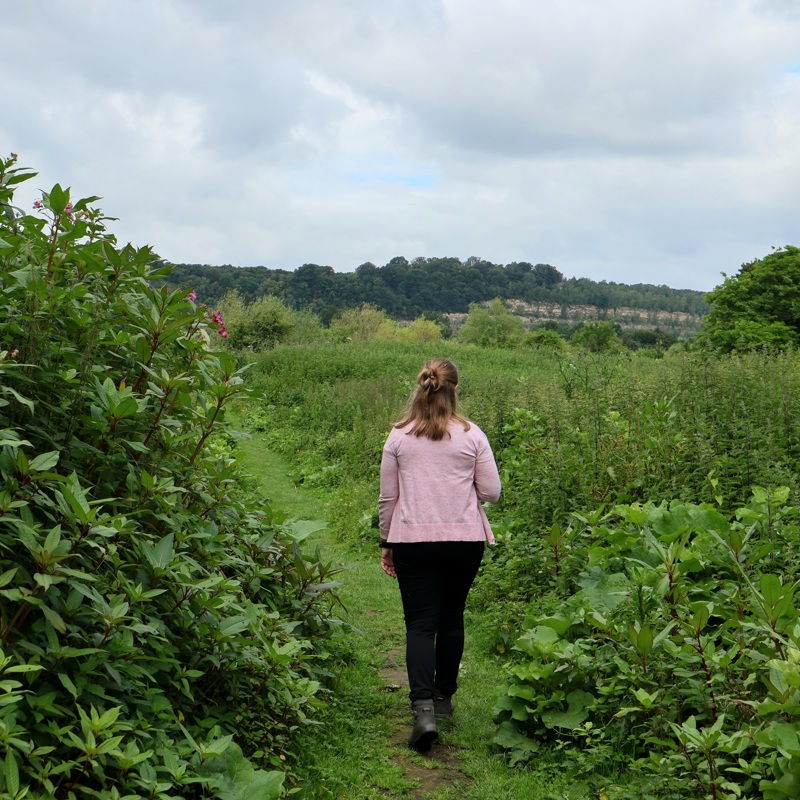 Dame is aan het wandelen in een groene omgeving 