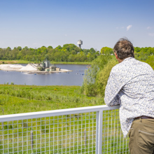 Man kijkt uit op groeve Beaujean bij een van de uitkijkpunten van Rondje Groeves