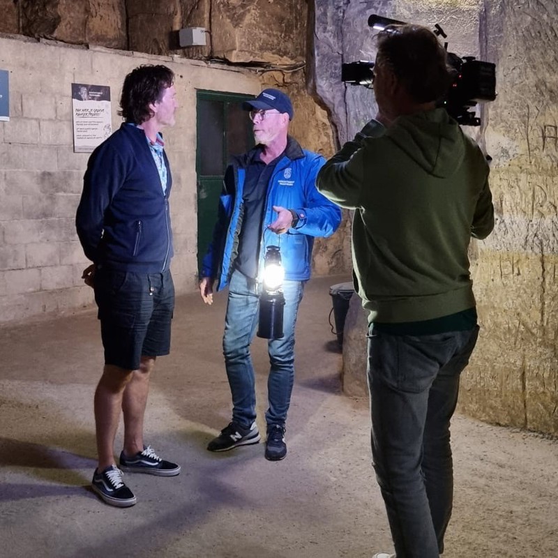 Sander krijgt een rondleiding in de mergelgrot van Valkenburg. 