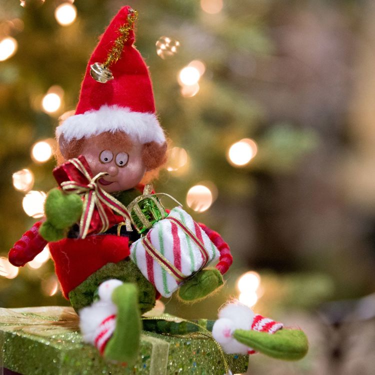 Kerst elf van stof met rood mutsje, cadeautjes en groene slofjes