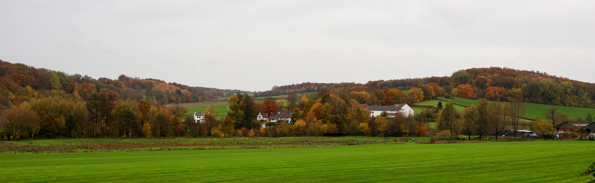 Herfstig uitzicht over het heuvelland met herfstkleuren. 