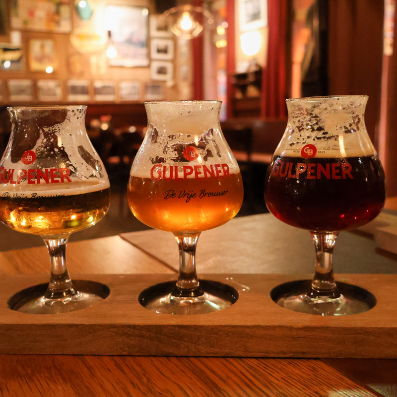 close-up van bierproeverij plankje met drie speciaalbiertjes van Gulpener. 