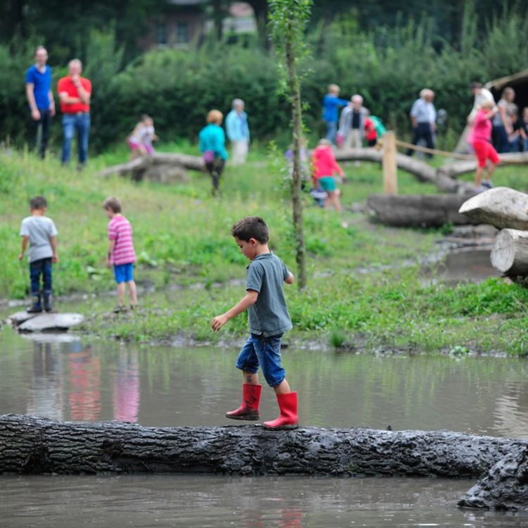 Kinderen spelen in speelbos Sjabolleke