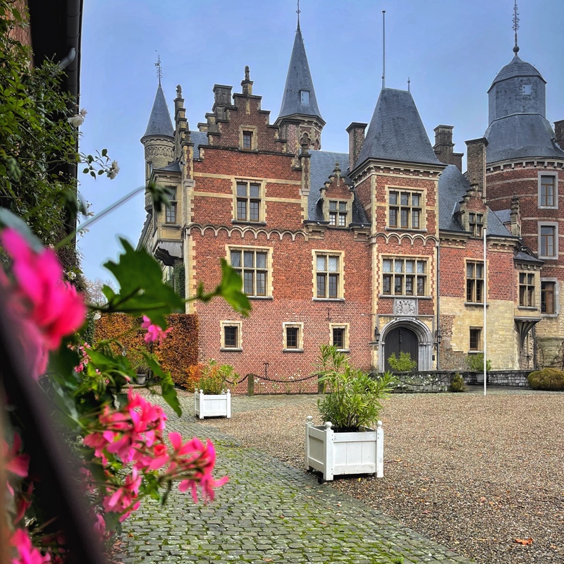 Kasteel Mheer binnenplaats met roze bloemen