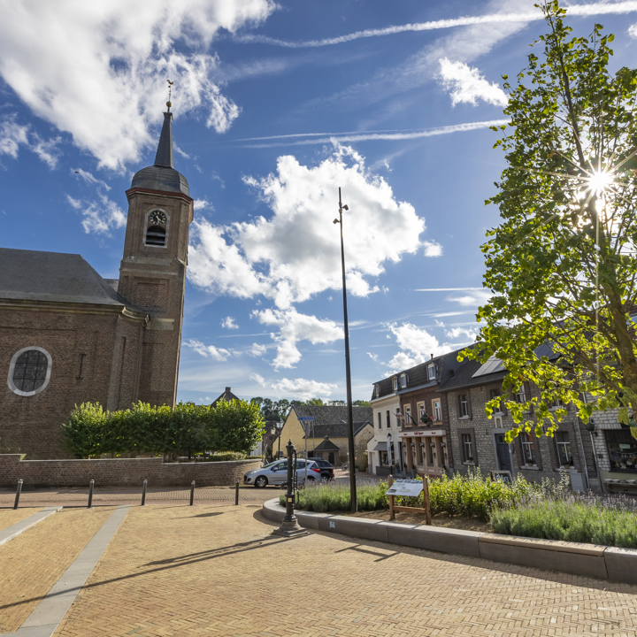 Pendielplein met kerk in Eys