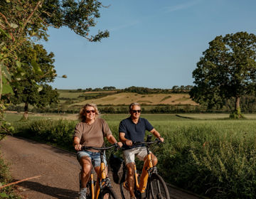 Man en vrouw aan het fietsen in het Heuvelland