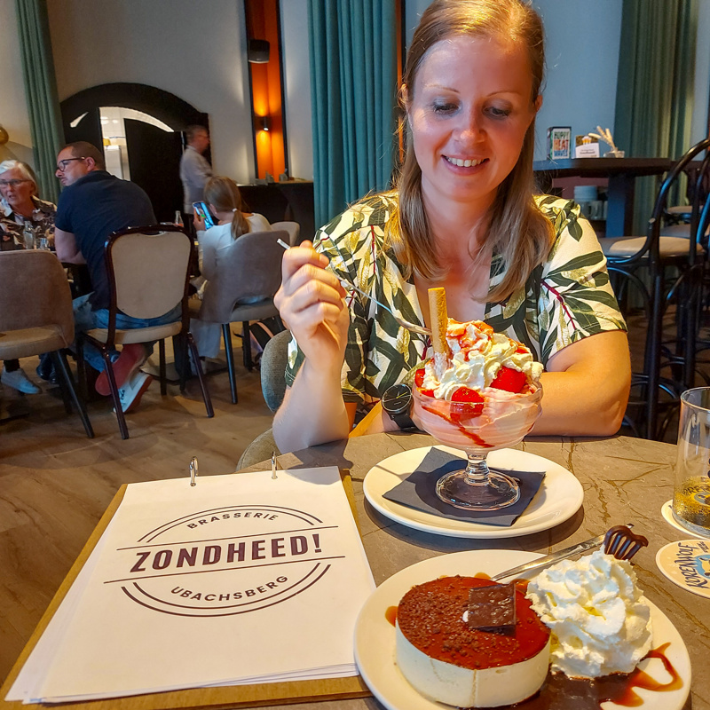 Blogger Kim aan tafel met twee desserts. 